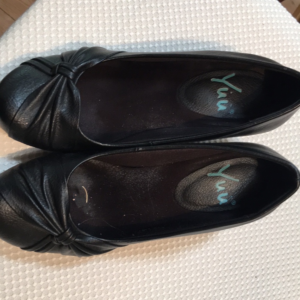 Black dress shoes